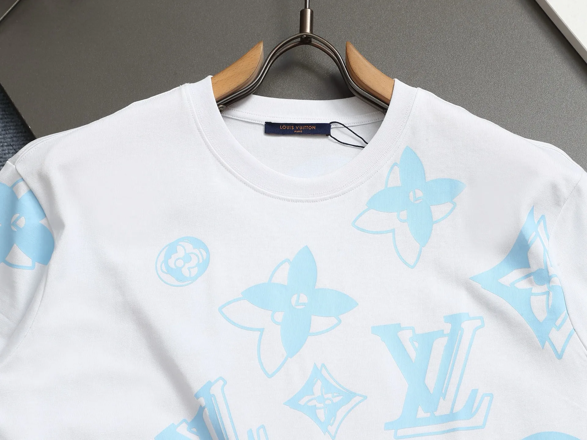 🅿️170 LOUIS VUITTON Louis Vuitton 23ss new color series with all-over printed pattern on the back, classic pullover round neck short sleeves, custom-made 260 grams of vat-dyed fabric, very comfortable to the touch, the latest brick cabinet synchronization for spring and summer, fashionable and personalized, super versatile and good-looking, very suitable for both men and women, a must-have style, tag, collar label, washed wheat, three labels complete, Color: Navy Blue, White, Size: XS~L